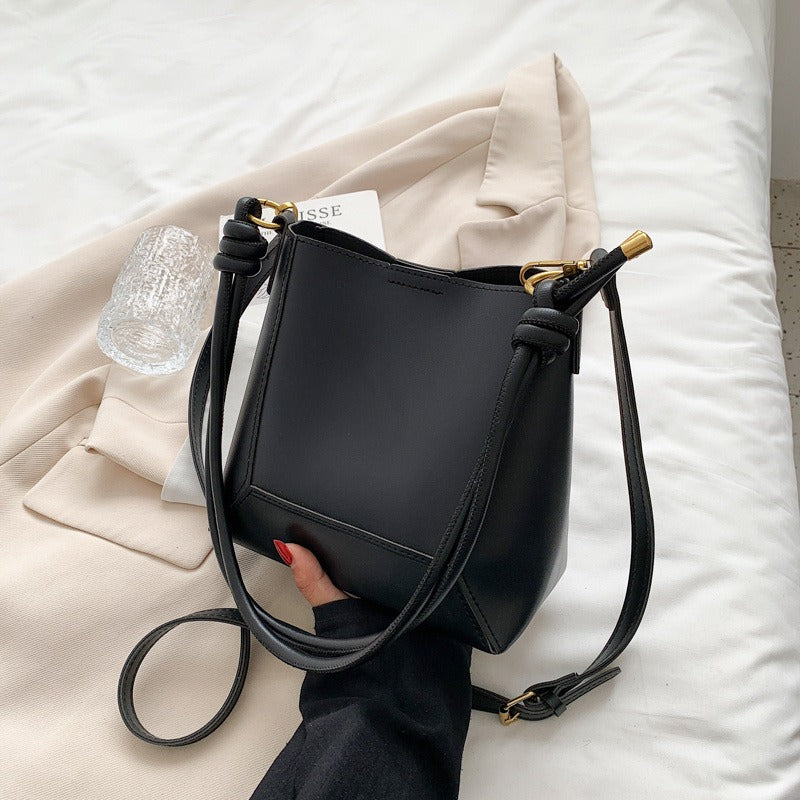 Fashionable Large Capacity Simple One Shoulder Crossbody Bag Retro Texture Bucket Bag Women's Bag - Mammalook