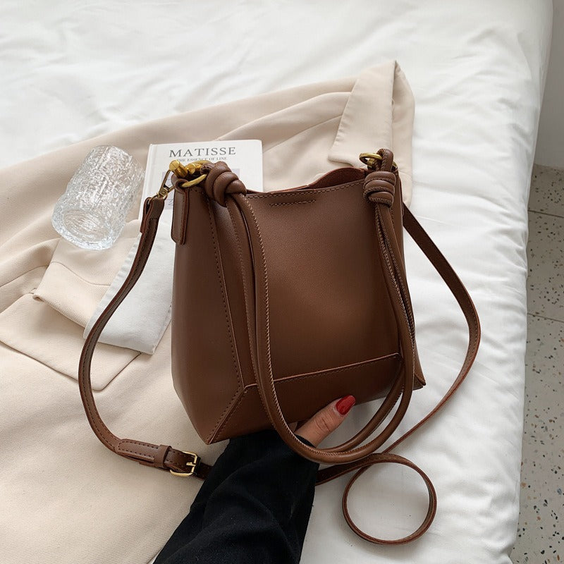 Fashionable Large Capacity Simple One Shoulder Crossbody Bag Retro Texture Bucket Bag Women's Bag - Mammalook