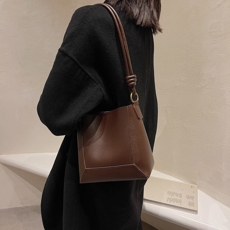Fashionable Large Capacity Simple One Shoulder Crossbody Bag Retro Texture Bucket Bag Women's Bag - Mammalook