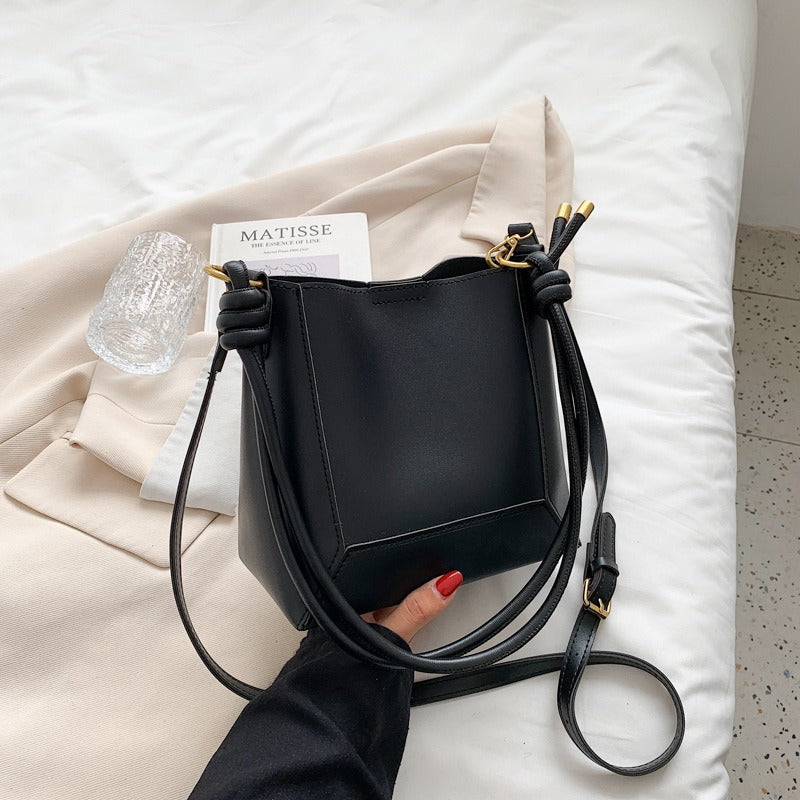 Fashionable Large Capacity Simple One Shoulder Crossbody Bag Retro Texture Bucket Bag Women's Bag - Mammalook