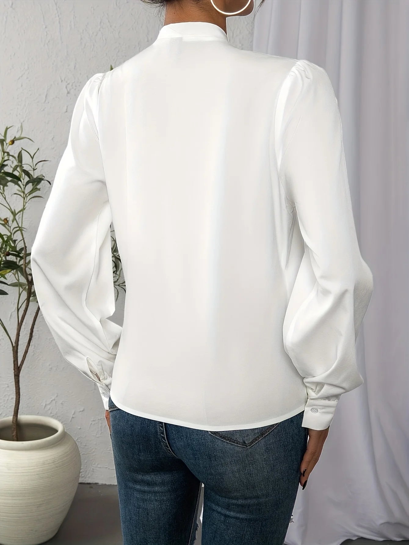 V-Neck white long-sleeved shirt